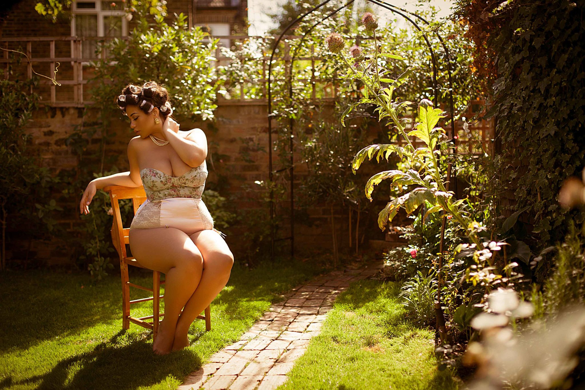 outdoor boudoir photography poses