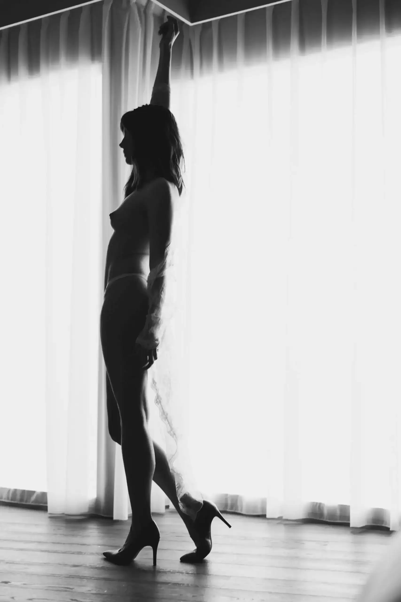 Black and white boudoir silhouette, London boudoir shoot